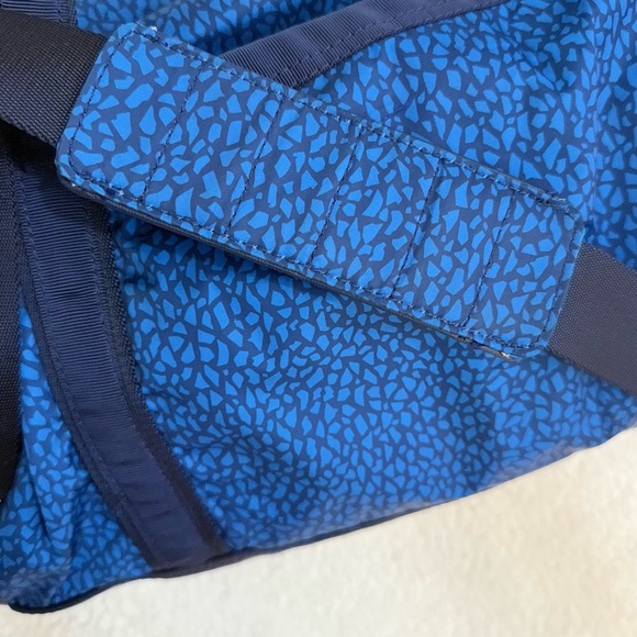 Lululemon Run Ways Duffle Gym Bag Large Blue Mosaic With Strap - Picture 5 of 10